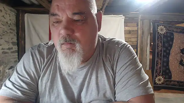 Newfiesausage1972 online show from 04.11.26