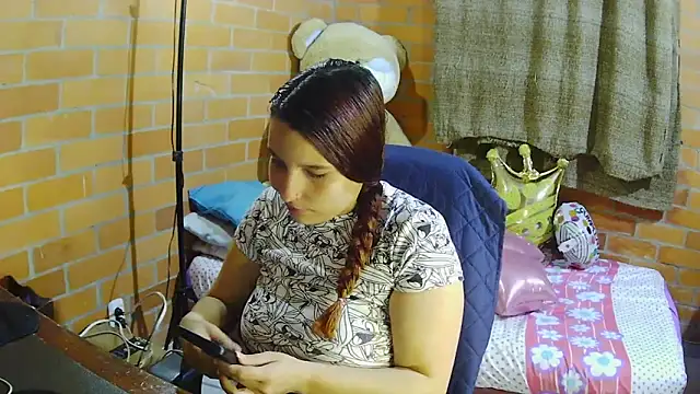 Snapshot of alexia_87 chatting on 10.27.25 alexia 87 online show from 10.27.25