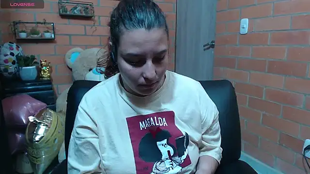 Snapshot of alexia_87 chatting on 11.07.25 alexia 87 online show from 11.07.25