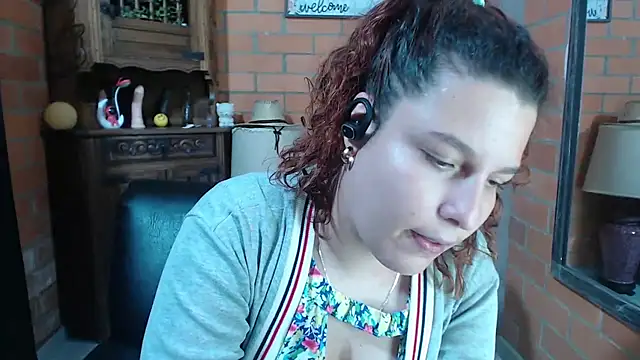 Snapshot of alexia_87 chatting on 11.19.25 alexia 87 online show from 11.19.25