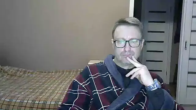 Snapshot of HarrySnake chatting on 12.11.24 HarrySnake online show from 12.11.24