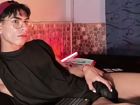 Snapshot of Teo_skinny chatting on 12.23.24 Teo skinny online show from 12.23.24