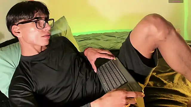 Snapshot of Teo_skinny chatting on 03.22.25 Teo skinny online show from 03.22.25