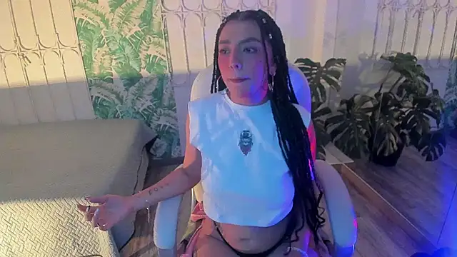 Snapshot of cute_hollywood chatting on 12.18.25 cute hollywood online show from 12.18.25