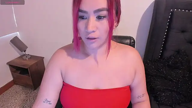 Snapshot of EmaGw chatting on 11.28.25 EmaGw online show from 11.28.25