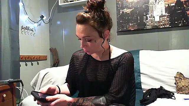 Snapshot of Genevieve143 chatting on 02.12.25 Genevieve143 online show from 02.12.25