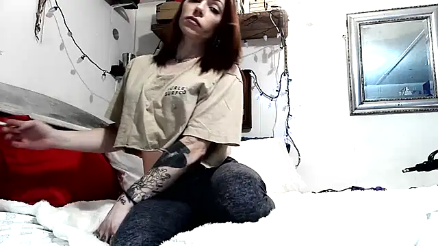 Snapshot of Genevieve143 chatting on 04.26.26 Genevieve143 online show from 04.26.26
