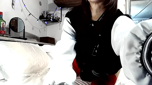 Snapshot of Genevieve143 chatting on 04.30.26 Genevieve143 online show from 04.30.26