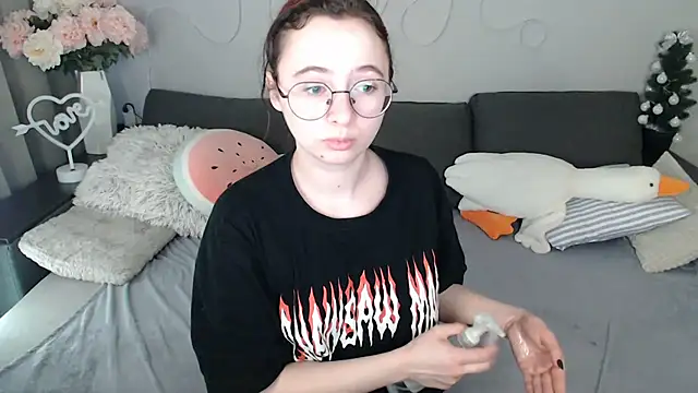 Mini Diva online show from 04.06.26