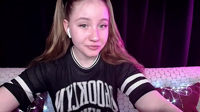 Snapshot of SindiWatsoon chatting on 12.19.24 SindiWatsoon online show from 12.19.24