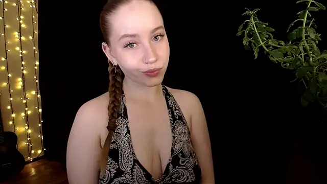 Snapshot of SindiWatsoon chatting on 10.19.25 SindiWatsoon online show from 10.19.25