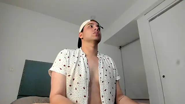 Snapshot of Latin_boy_surprisee chatting on 07.03.26 Latin boy surprisee online show from 07.03.26