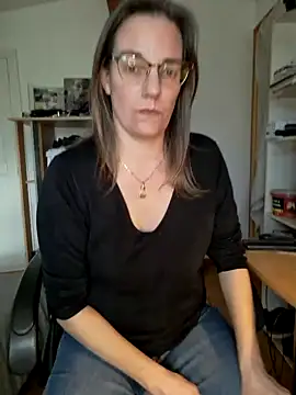 Snapshot of SpiceLea chatting on 12.21.24 SpiceLea online show from 12.21.24