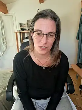 Snapshot of SpiceLea chatting on 12.29.24 SpiceLea online show from 12.29.24