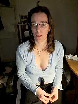Snapshot of SpiceLea chatting on 01.25.25 SpiceLea online show from 01.25.25