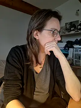 Snapshot of SpiceLea chatting on 02.21.25 SpiceLea online show from 02.21.25