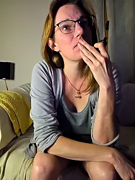 Snapshot of SpiceLea chatting on 09.16.25 SpiceLea online show from 09.16.25
