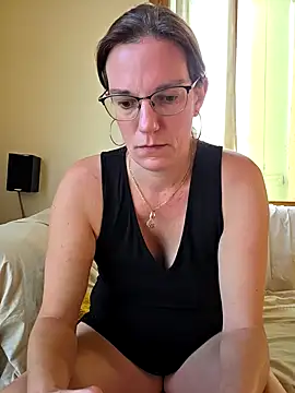 Snapshot of SpiceLea chatting on 09.17.25 SpiceLea online show from 09.17.25