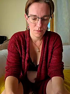 Snapshot of SpiceLea chatting on 10.02.25 SpiceLea online show from 10.02.25