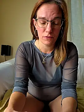 Snapshot of SpiceLea chatting on 10.10.25 SpiceLea online show from 10.10.25