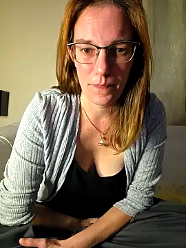 Snapshot of SpiceLea chatting on 10.13.25 SpiceLea online show from 10.13.25