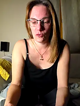 Snapshot of SpiceLea chatting on 10.16.25 SpiceLea online show from 10.16.25