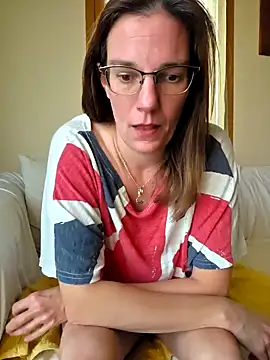 Snapshot of SpiceLea chatting on 10.18.25 SpiceLea online show from 10.18.25