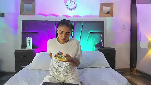 Snapshot of AndreaAndKarina chatting on 12.14.24 AndreaAndKarina online show from 12.14.24