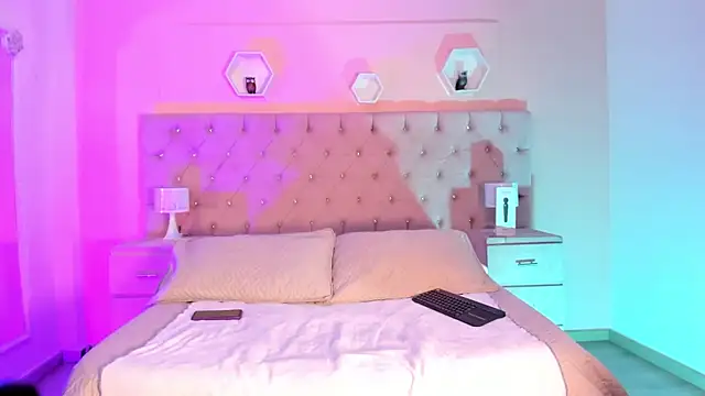 Snapshot of AndreaAndKarina chatting on 01.25.25 AndreaAndKarina online show from 01.25.25