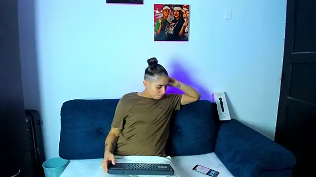 Snapshot of AndreaAndKarina chatting on 09.29.25 AndreaAndKarina online show from 09.29.25