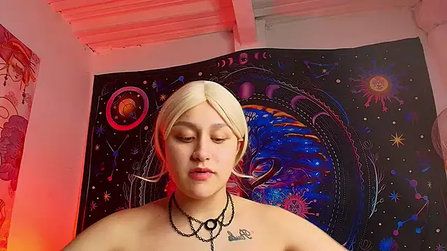 Snapshot of LailaCatt chatting on 09.20.25 LailaCatt online show from 09.20.25