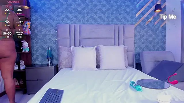 NiiaMoore online show from 11.05.25