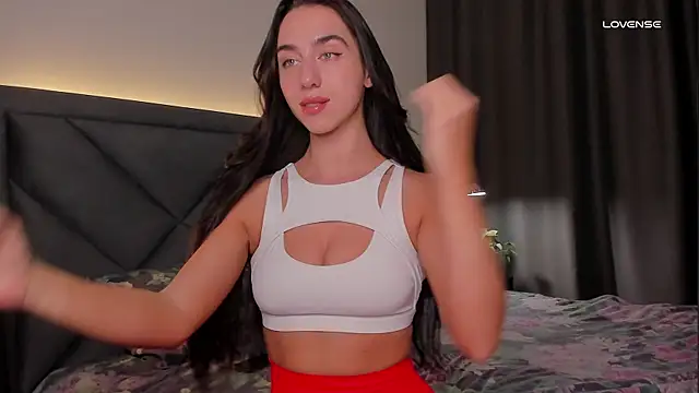 Snapshot of R_a_v_e_n chatting on 04.15.26 R a v e n online show from 04.15.26