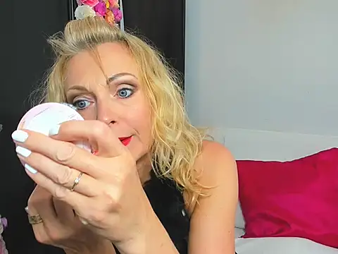 Snapshot of CrystalHotty chatting on 05.26.26 CrystalHotty online show from 05.26.26