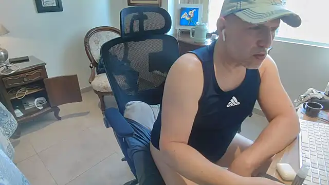 Snapshot of slzypvtpig chatting on 02.15.26 slzypvtpig online show from 02.15.26