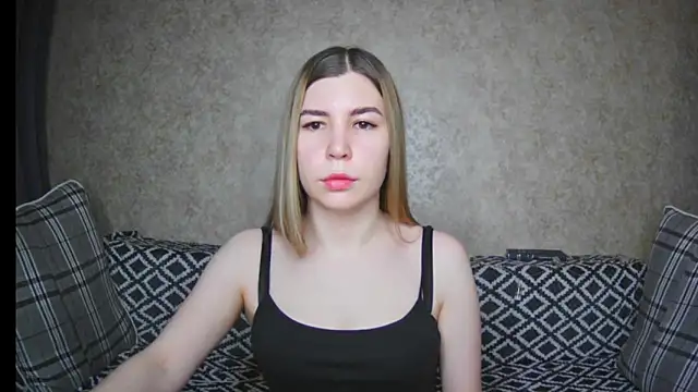 Snapshot of ElllaNuar chatting on 12.12.24 ElllaNuar online show from 12.12.24