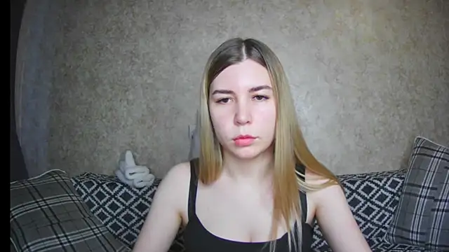 Snapshot of ElllaNuar chatting on 12.16.24 ElllaNuar online show from 12.16.24