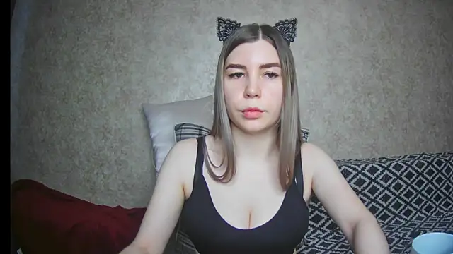 Snapshot of ElllaNuar chatting on 02.13.25 ElllaNuar online show from 02.13.25