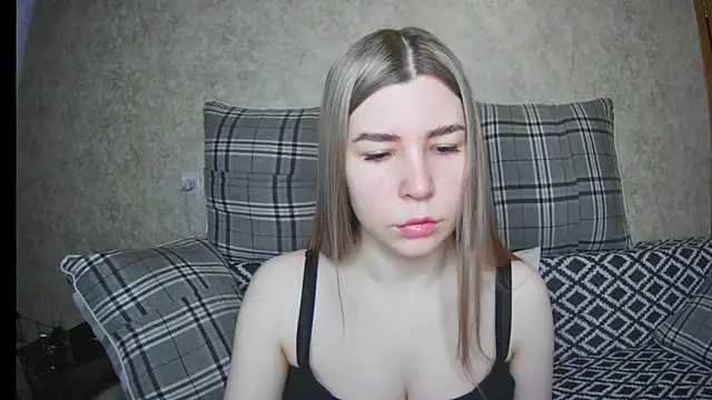 Snapshot of ElllaNuar chatting on 03.13.25 ElllaNuar online show from 03.13.25