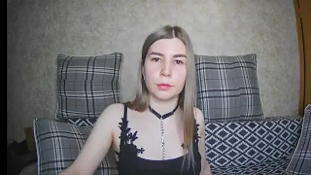 Snapshot of ElllaNuar chatting on 03.14.25 ElllaNuar online show from 03.14.25