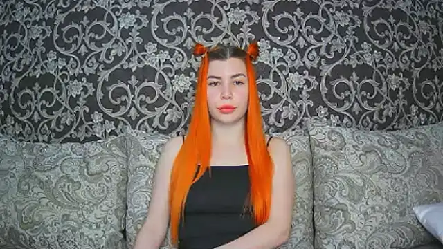 Snapshot of ElllaNuar chatting on 11.17.25 ElllaNuar online show from 11.17.25