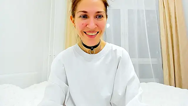 Snapshot of Mona_Cruz chatting on 02.04.25 Mona Cruz online show from 02.04.25