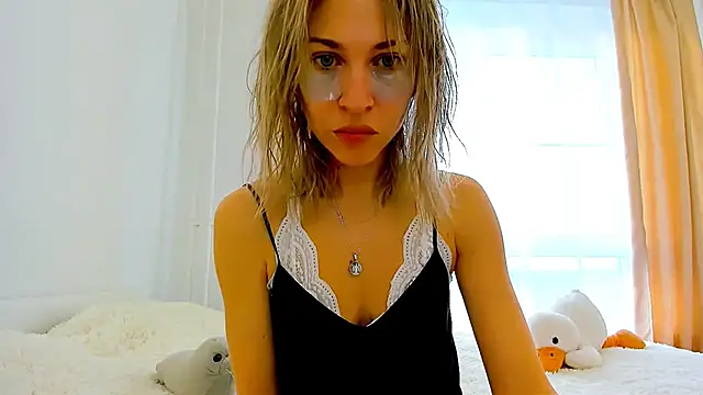 Snapshot of Mona_Cruz chatting on 02.19.25 Mona Cruz online show from 02.19.25