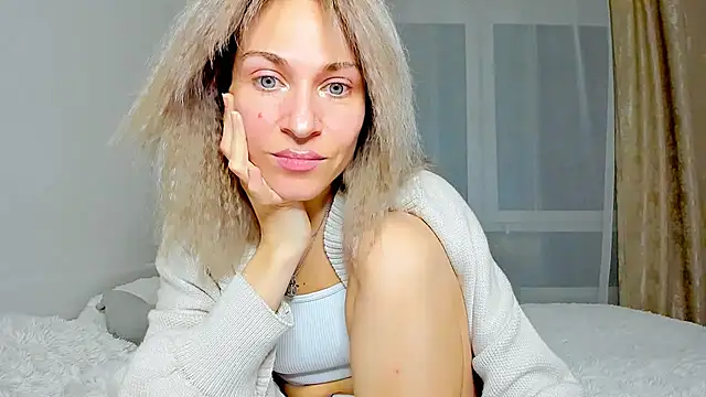 Snapshot of Mona_Cruz chatting on 03.19.25 Mona Cruz online show from 03.19.25