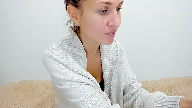 Snapshot of Mona_Cruz chatting on 10.12.25 Mona Cruz online show from 10.12.25
