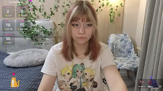 Snapshot of HermioneHHH chatting on 10.19.25 HermioneHHH online show from 10.19.25