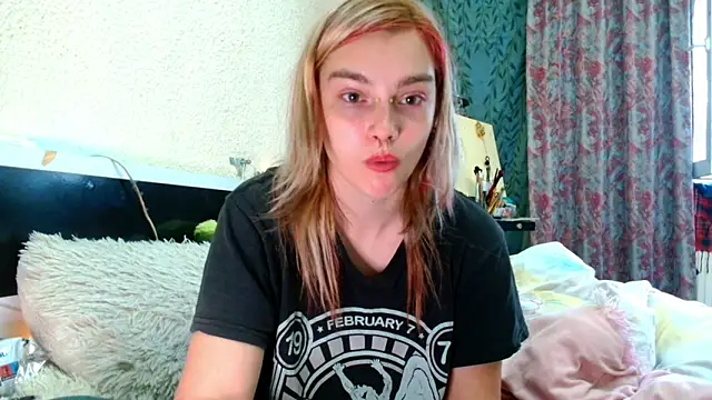 Snapshot of Sophie_Bell chatting on 05.08.26 Sophie Bell online show from 05.08.26