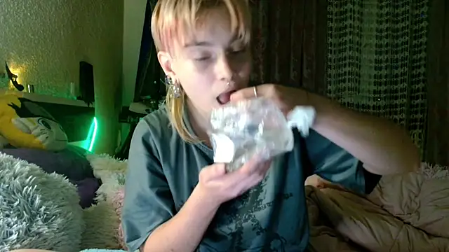 Snapshot of Sophie_Bell chatting on 05.16.26 Sophie Bell online show from 05.16.26