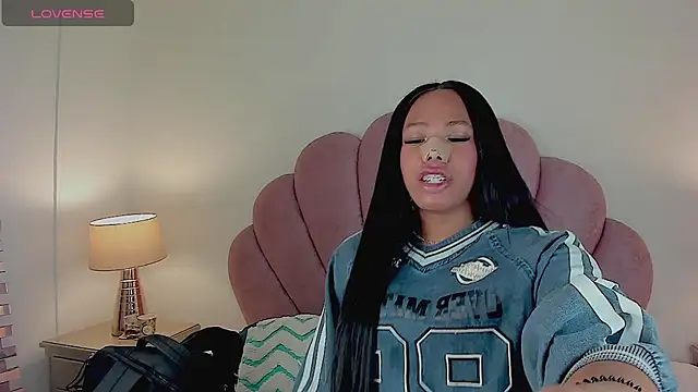 Nicole Paradise online show from 10.07.25