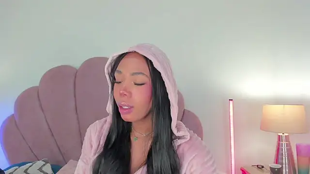 Nicole Paradise online show from 12.05.25